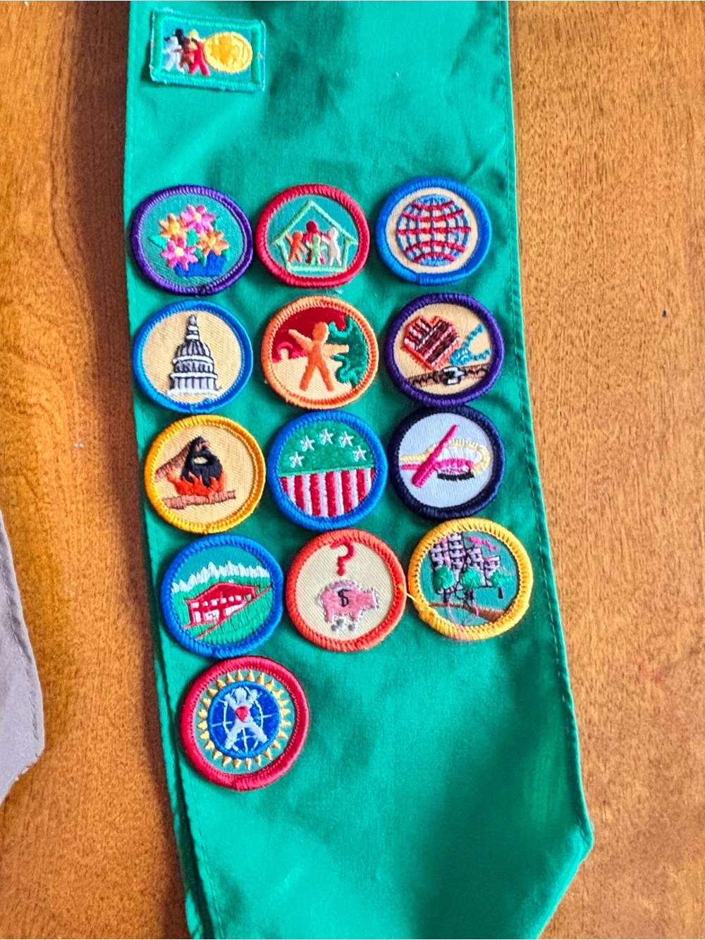 Vintage 1980s Girl Scout Brownies Sash Badges Patches Pins Felt Nations Capital - Picture 2 of 10